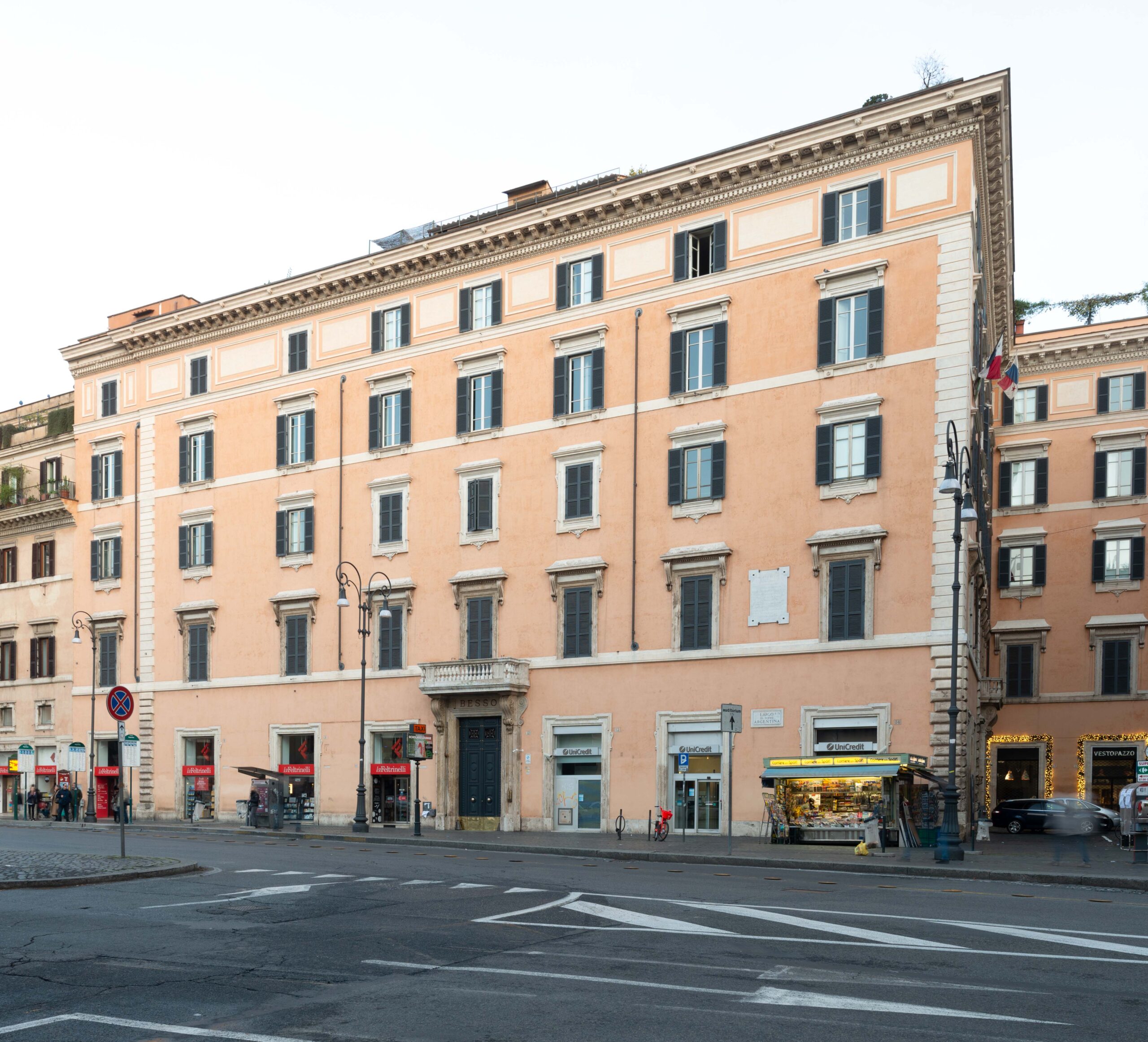 Piazza di Torre Argentina e Palazzo Besso