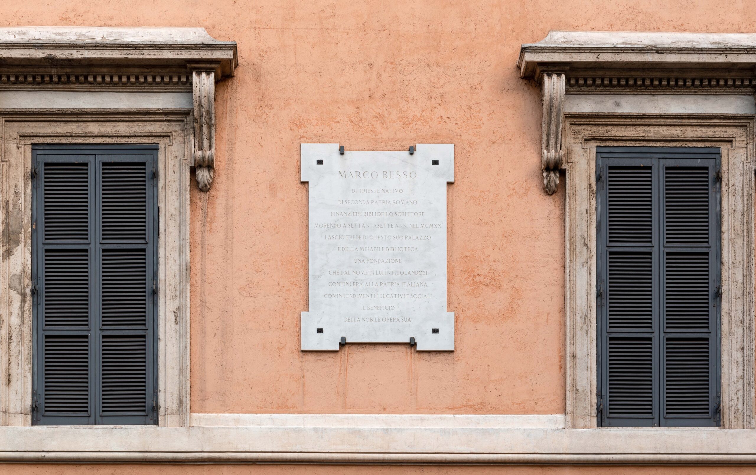 Palazzo Besso a Piazza di Torre Argentina a Roma